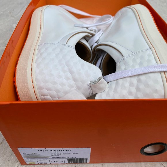 Royal Albartross - Picture 2 of 11